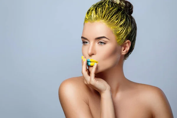 Piękna kobieta z żółtych włosów — Zdjęcie stockowe