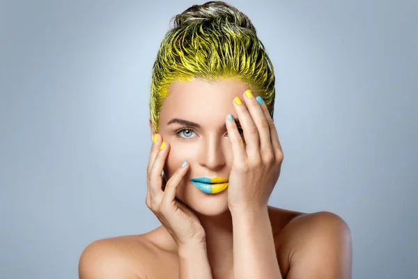 Mooie vrouw met gele haren — Stockfoto