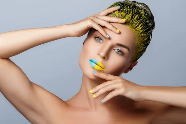 Mulher bonita com cabelo amarelo — Fotografia de Stock