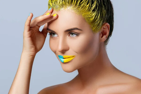 Piękna kobieta z żółtych włosów — Zdjęcie stockowe