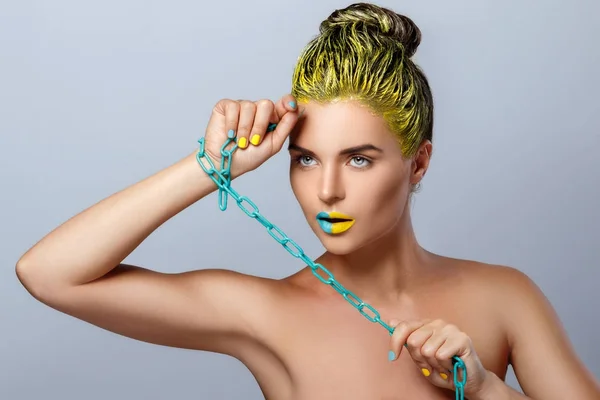 Mulher bonita com cabelo amarelo — Fotografia de Stock