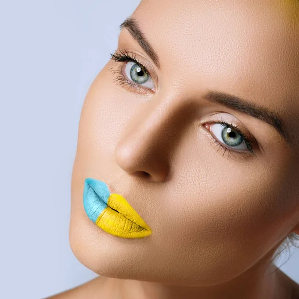Rosto feminino com lábios coloridos — Fotografia de Stock