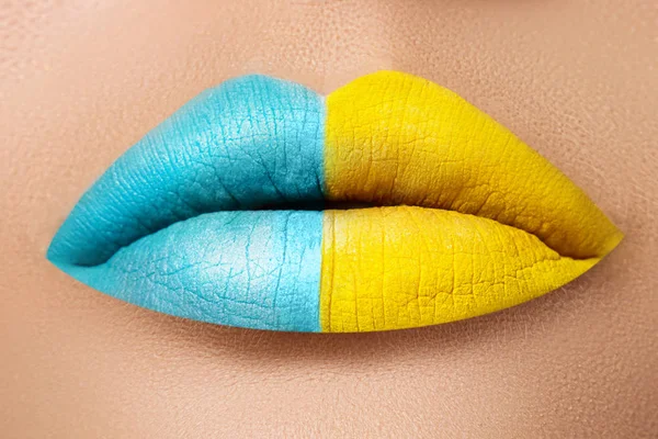 Vrouwelijke lippen met twee verschillende lippenstiften — Stockfoto