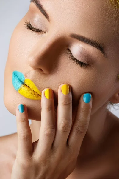 Rosto feminino com lábios coloridos — Fotografia de Stock