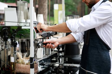 Barista profesyonel espresso makinesi kullanarak kahve yapıyor. Ayrıntılarla çalış. 
