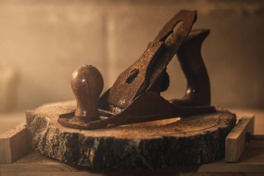 Marangozluk atölyesindeki eski ve paslı ahşap planör.