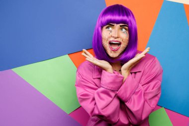 Renkli arka planda pop sanat makyajlı yaratıcı bir model