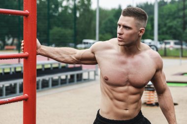 Sokaktaki antrenmanı sırasında kaslı bir genç.