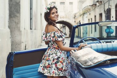Havana 'da güzel bir elbise ve üstü açık bir araba giyen bir kadın.