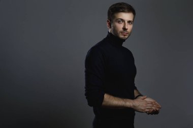 Polo yaka giyen yakışıklı bir adamın portresi.