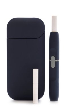 Beyaz arka planda tütün ısıtma sistemi. Geleneksel sigaraların alternatifi