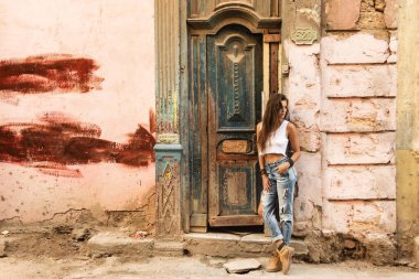 Havana sokaklarında yırtık kotlu seksi kadın.