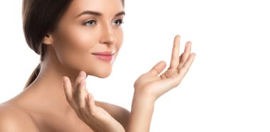 Beyaz arka planda mükemmel cilde sahip güzel bir kadının portresi.