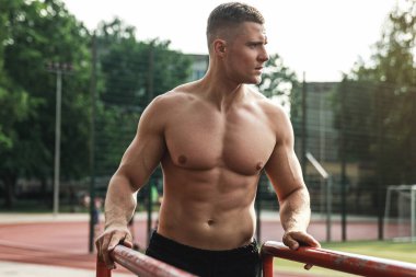 Sokaktaki antrenmanı sırasında kaslı bir genç.