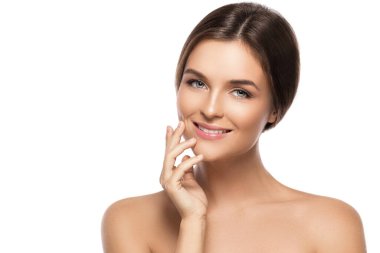 Beyaz arka planda mükemmel cilde sahip güzel bir kadının portresi.