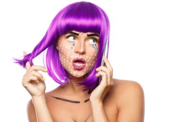 Beyaz arkaplanda izole edilmiş pop sanat makyajlı yaratıcı bir model