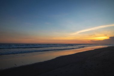 Sahilde gün batımı. Güzel gökyüzü ve denizin dalgaları.