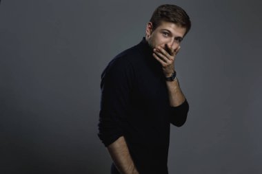 Polo yaka giyen yakışıklı bir adamın portresi.