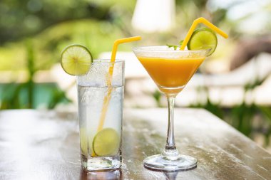 Mojito ve Daiquiri kokteyli bardaki masada.