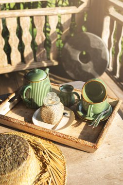 Güneşli bir günde yaz terasında tepside kahve.