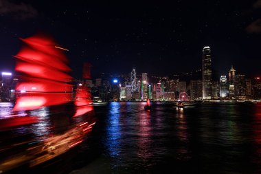 Modern şehrin gece manzarası. Victoria Limanı 'ndan Hong Kong..