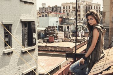 Havana 'daki eski binanın çatısında bir kadın var.