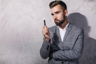 Sigara içen yakışıklı bir adamın portresi. 