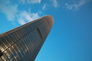 Mavi gökyüzünün arka planına karşı modern gökdelen