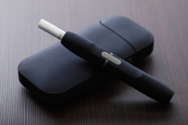 Tütün ısıtma sistemi ahşap masada. Geleneksel sigaraya alternatif