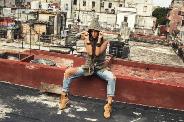 Havana 'daki eski binanın çatısında bir kadın var.