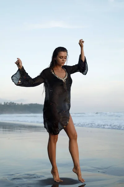 Сексуальная Мокрая Женщина Черной Тунике Позирует Пляже Черным Песком — стоковое фото