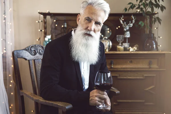 Homem Sênior Barbudo Elegante Bonito Bebendo Vinho Tinto — Fotografia de Stock