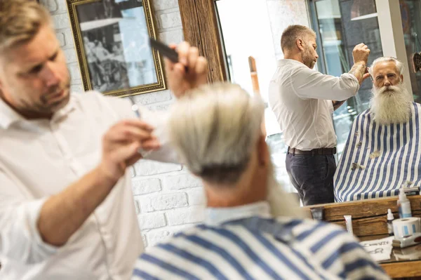 Friseur Macht Stylische Frisur Für Einen Schönen Alten Mann Friseursalon — Stockfoto