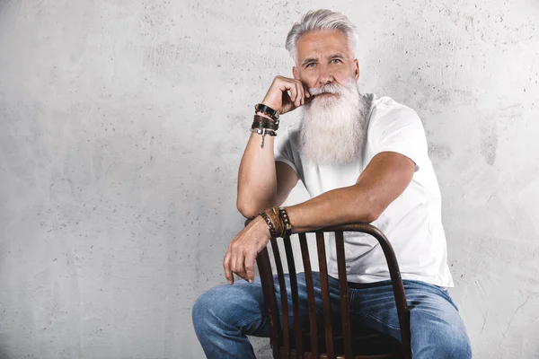 Elegante Bonito Barbudo Sênior Homem Posando Estúdio — Fotografia de Stock