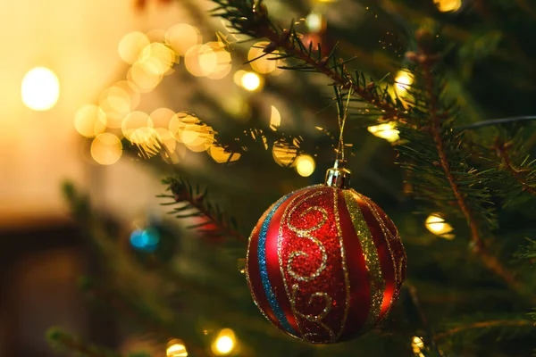 Primo Piano Decorazioni Luccicanti Sull Albero Natale — Foto Stock