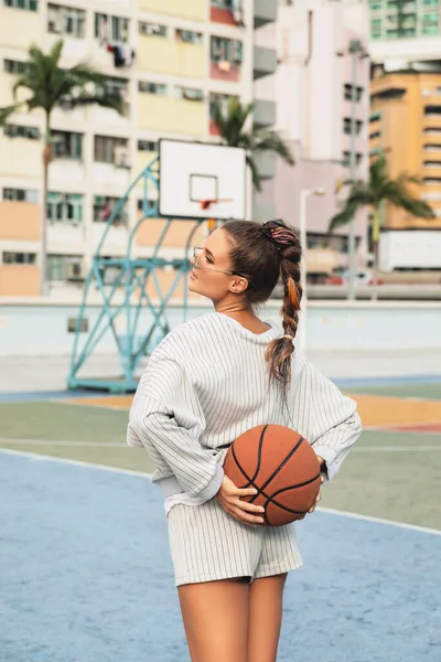 Jeune Femme Élégante Pose Sur Terrain Basket Choi Hung Estate — Photo