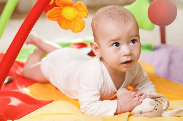 Küçük Şirin Bebek Paspasın Üstünde Oynuyor — Stok fotoğraf