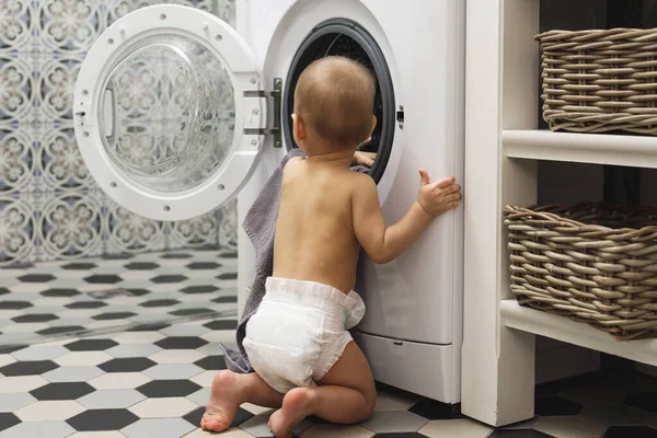 Bonito Curioso Menino Está Olhando Dentro Máquina Lavar Roupa — Fotografia de Stock