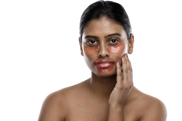 Beautiful Indian Woman Hydrating Eye Patches Lip Mask Her Face — Stock Photo, Image