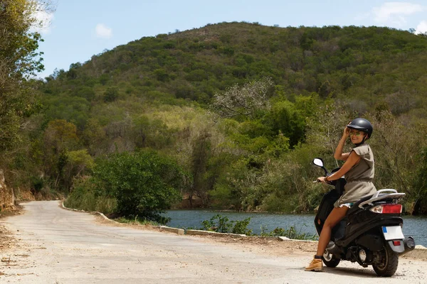 Genç Bayan Gezgin Dağlardaki Eski Kırsal Yolda Scooter Kullanıyor — Stok fotoğraf