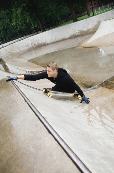 Young Motivated Handicapped Guy Longboard Skatepark — Stock Photo, Image