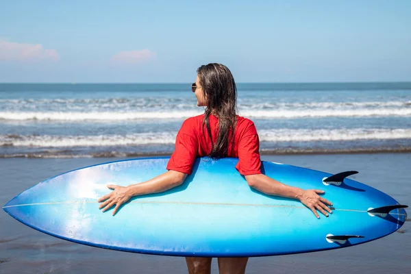 Mulher Sexy Surfista Vestindo Molhado Vermelho Shirt Óculos Sol Com — Fotografia de Stock