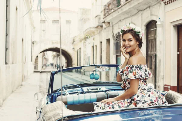 Mujer Con Hermoso Vestido Coche Retro Convertible Ciudad Habana —  Fotos de Stock