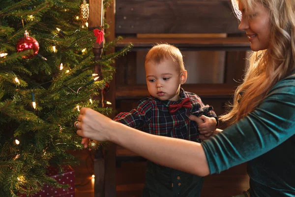 Jeune Mère Heureuse Son Mignon Petit Fils Célèbrent Noël Nouvel — Photo