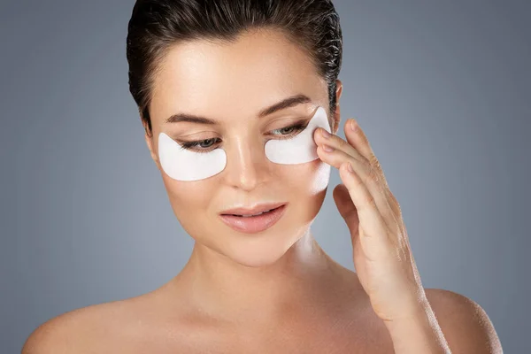 Young Beautiful Woman Hydrating Eye Patches Her Eyes — Stock Photo, Image