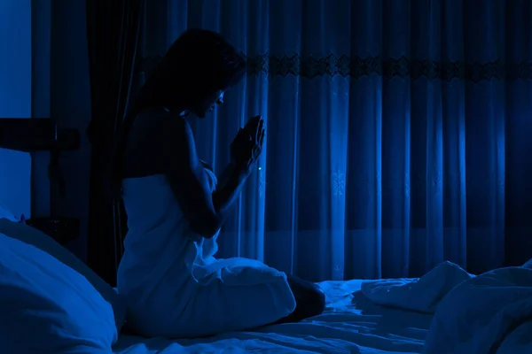 Young Girl Praying Bedroom Going Sleep — Stock Photo, Image