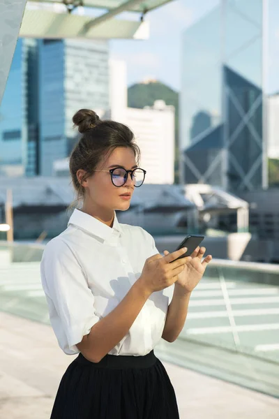 Joven Empresaria Está Utilizando Smartphone Ciudad Con Edificios Modernos — Foto de Stock