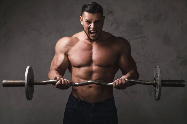 Massive Bodybuilder Brutale Facendo Esercizi Bicipiti Con Bilanciere — Foto Stock