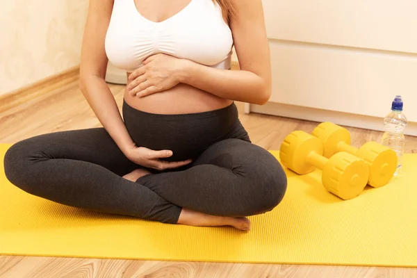 Молодая Беременная Женщина Время Тренировки Дома — стоковое фото
