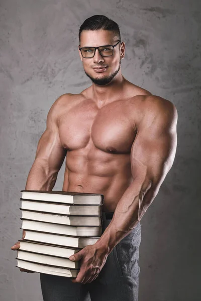 Uomo Intelligente Muscoloso Con Mucchio Libri Concetto Conoscenza Nel Bodybuilding — Foto Stock